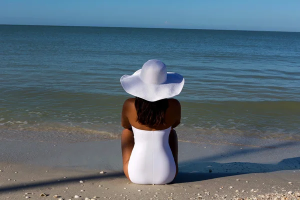 Giovane donna sulla spiaggia — Foto Stock