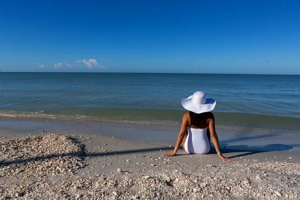 Jovem mulher na praia — Fotografia de Stock