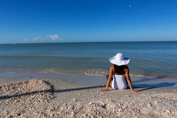 Jeune femme sur la plage — Photo