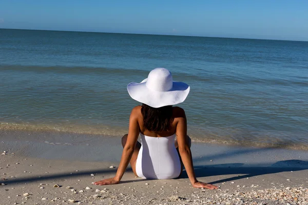 Jonge vrouw op strand — Stockfoto