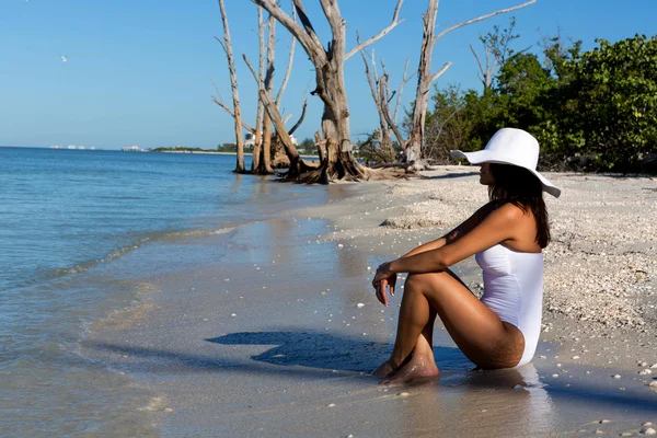 Mujer joven en la playa — Foto de Stock