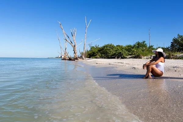 समुद्र तट वर बसलेला स्त्री — स्टॉक फोटो, इमेज