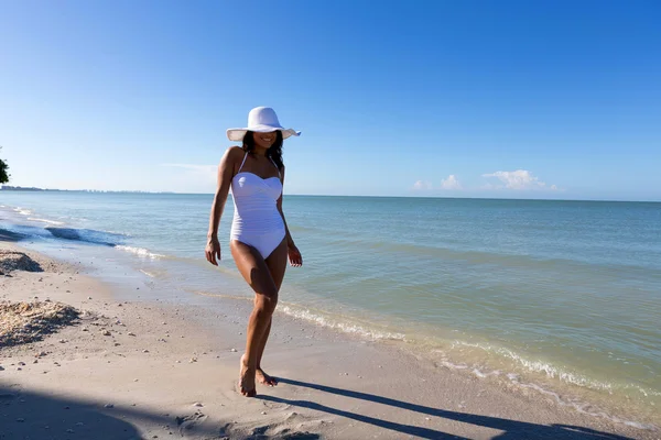 Young woman on beach — Stock Photo, Image