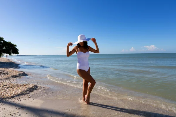 Junge Frau am Strand — Stockfoto