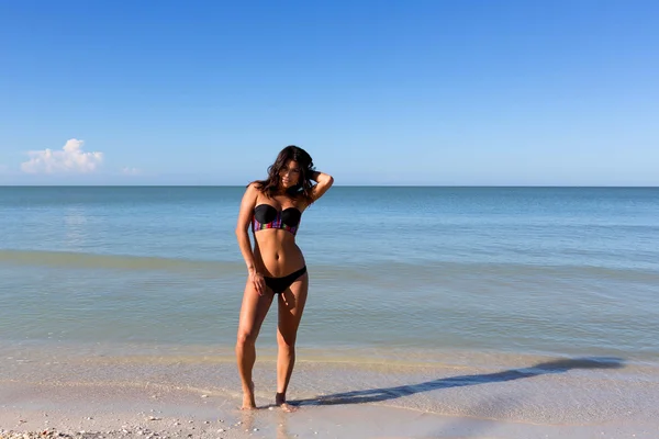 Jovem mulher na praia — Fotografia de Stock