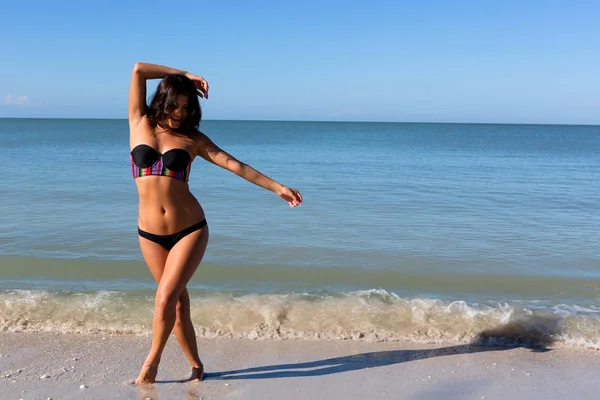 Junge Frau am Strand — Stockfoto