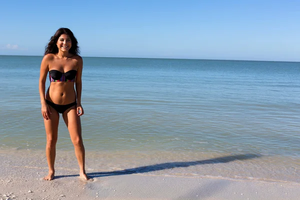 Mujer divirtiéndose en la playa — Foto de Stock