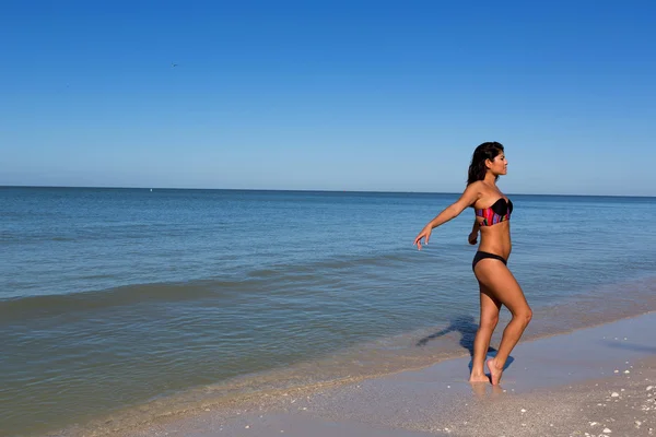 Giovane donna sulla spiaggia — Foto Stock