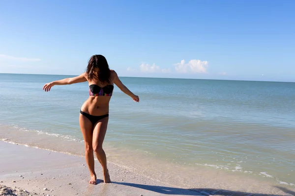 Junge Frau am Strand — Stockfoto