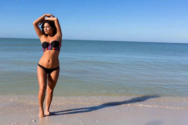 Jeune femme sur la plage — Photo