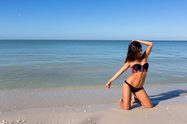Жінка позує на пляжі — стокове фото