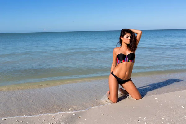 Giovane donna sulla spiaggia — Foto Stock