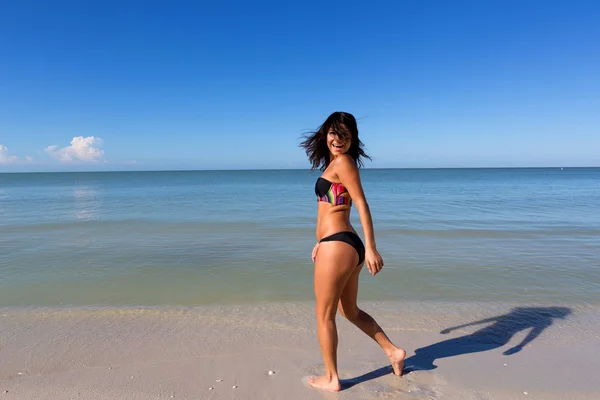 Молодая женщина на пляже — стоковое фото