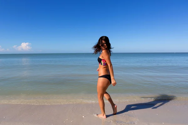 Женщина развлекается на пляже — стоковое фото