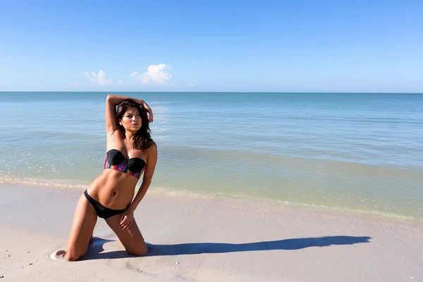 Женщина позирует на пляже — стоковое фото