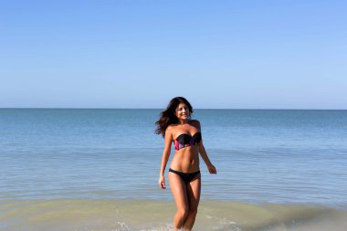 plajda eğlenmek kadın