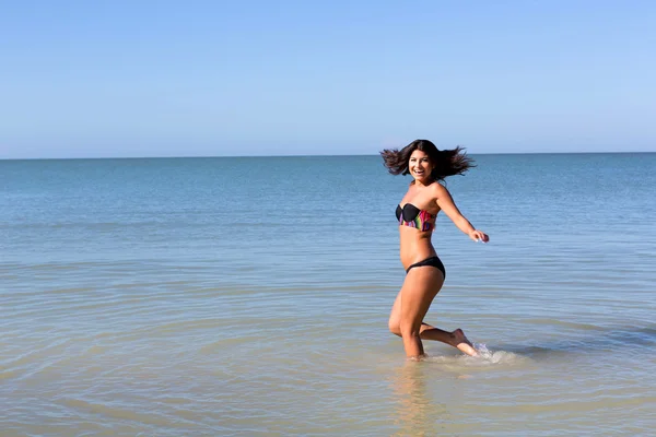 Mulher se divertindo na praia — Fotografia de Stock