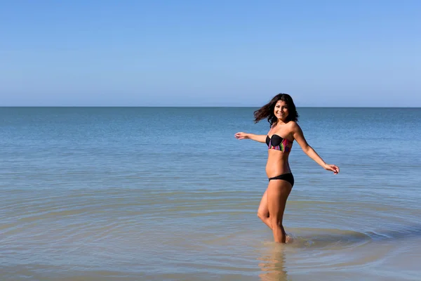 Frau hat Spaß am Strand — Stockfoto