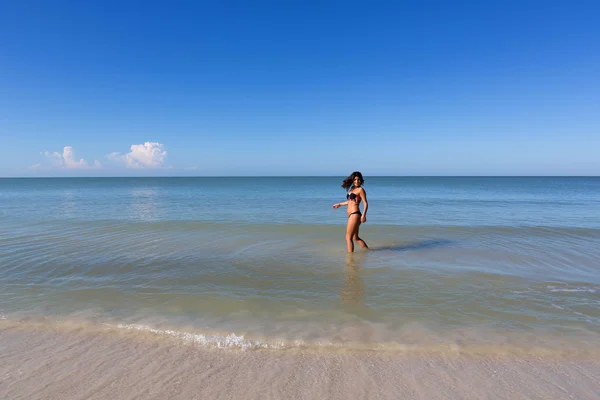 Femme s'amuser sur la plage — Photo