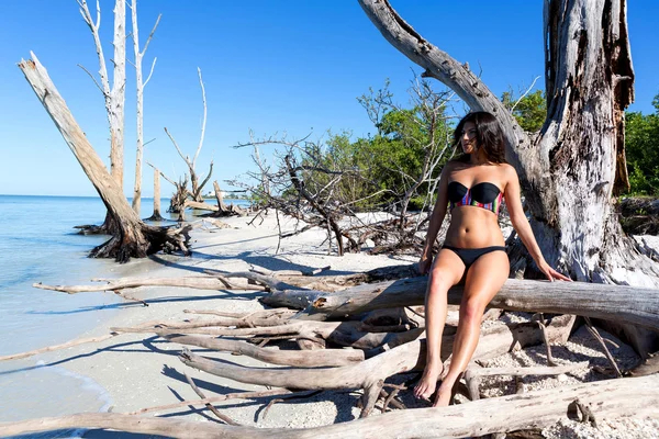 Donna in posa sulla spiaggia — Foto Stock