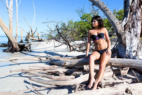 Frau posiert am Strand — Stockfoto