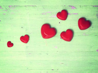 Checked kalp dekorasyon ahşap arka plan üzerinde Üstten Görünüm