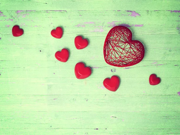 Κόκκινη καρδιά σε ξύλινο φόντο — Φωτογραφία Αρχείου