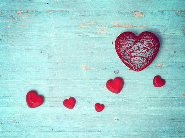 Красное сердце на деревянном фоне — стоковое фото