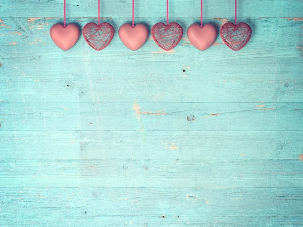 Corazón rojo sobre fondo de madera — Foto de Stock