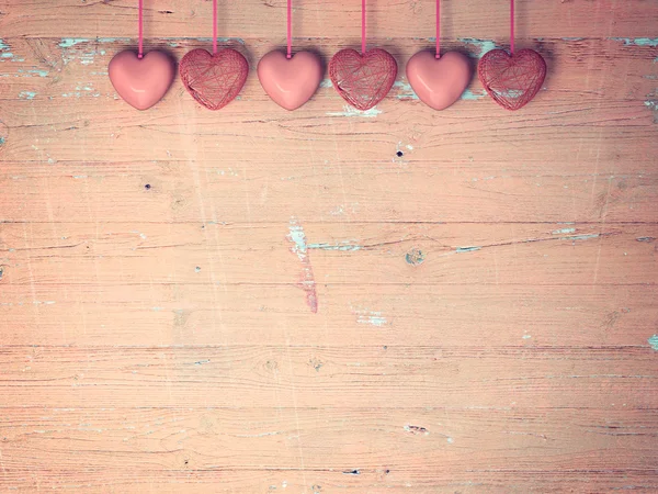 Corazón rojo sobre fondo de madera — Foto de Stock