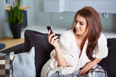 Rahat bir genç kadının portresi