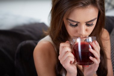 çay içme genç bir kadın portresi