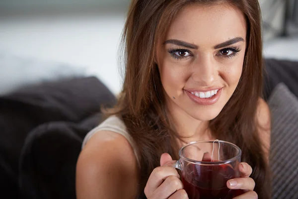 Porträt einer jungen Frau, die Tee trinkt — Stockfoto