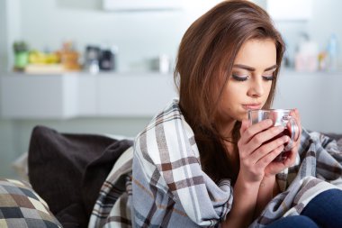 genç kadın üşütmüş