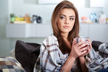 genç kadın üşütmüş