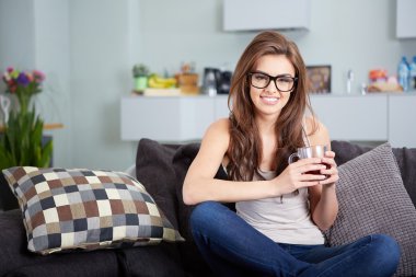 çay içme genç bir kadın portresi