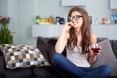 çay içme genç bir kadın portresi