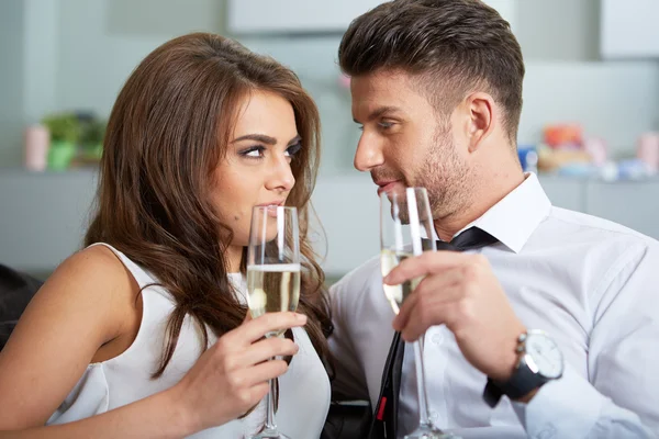 Young couple with champagne glasses — Stock Photo, Image