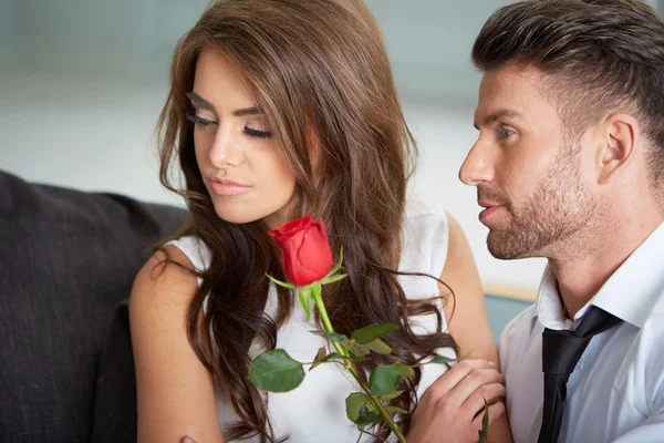 Portrait of two young people holding a rose — Stock Photo, Image