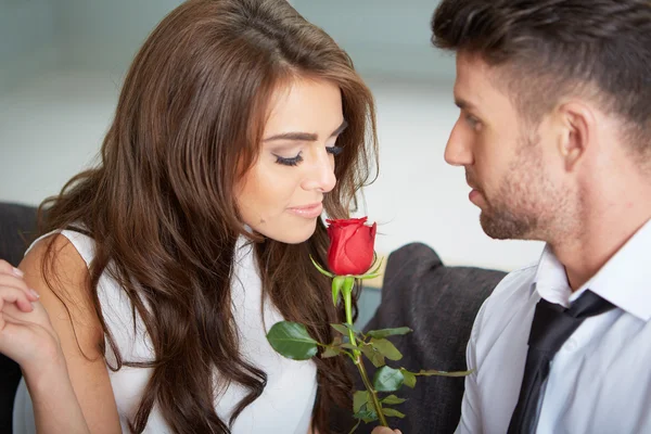 Portrait of two young people holding a rose — Stock Photo, Image