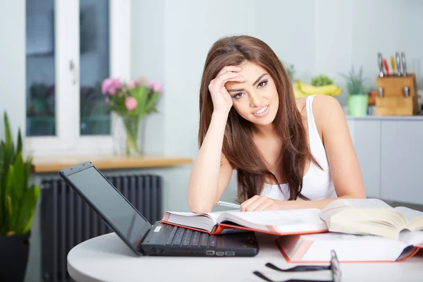 Ung student kvinna med massor av böcker att studera — Stockfoto