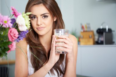 çiçekler olan kadın portresi