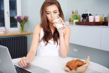 Gülümseyen Genç Kadın Laptop Kullanıyor