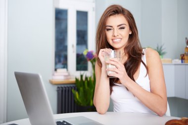 Gülümseyen Genç Kadın Laptop Kullanıyor