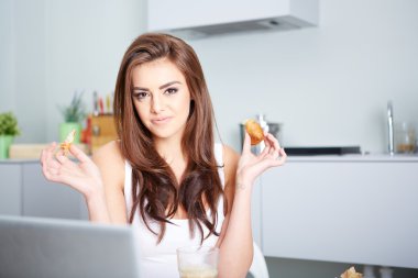 Gülümseyen Genç Kadın Laptop Kullanıyor