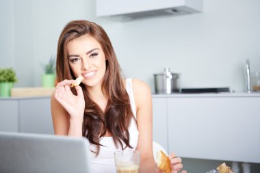 Gülümseyen Genç Kadın Laptop Kullanıyor