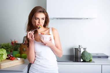 kadın bir salat kase yiyor