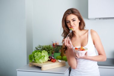 kadın bir salat kase yiyor