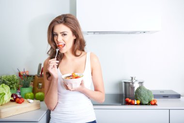 kadın bir salat kase yiyor