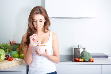 kadın bir salat kase yiyor